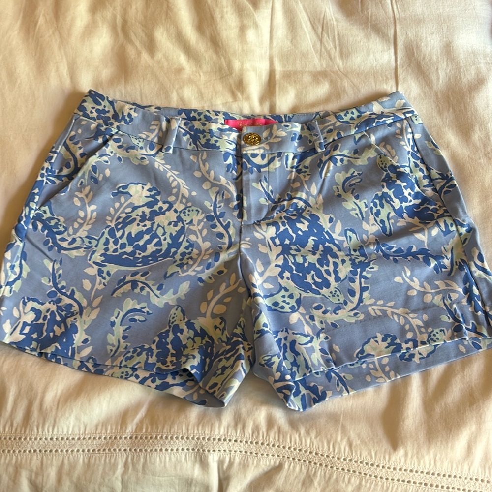 Lilly Pulitzer stretch printed shorts | blue & white | size 4